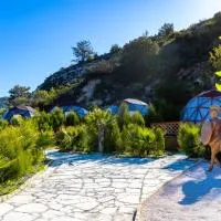 Amazing Cyprus Glamping Domes - Glamping Cyprus, hotelli kohteessa Prastio