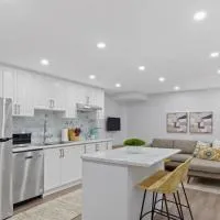 Family Friendly - HOT TUB - Near Toronto & UOIT, hotel Oshawában