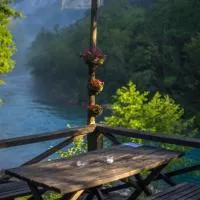 GRAB ethno village and camp, khách sạn ở Šćepan-Polje