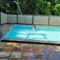 Viesnīca FLATS na Praia do Rio Âmbar, 40 m da praia, com 60 m2, cozinha completa, 2 quartos com ar condicionado, acomoda 8 pessoas, piscinas, área de lazer, WIFI, caseiro, ambiente familiar. pilsētā Itamaraka