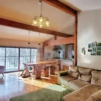 『一軒丸々貸切』徒歩5分圏内カフェ 自然を満喫 Modern Ski Chalet +WiFi & 5min walk to cafes., hotel en Nagano