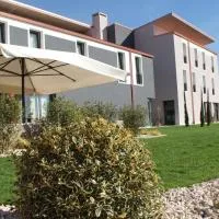 Hotel Corte Quadri، فندق في لونيغو