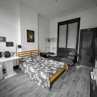 Private Room in center of Charleroi โรงแรมที่Charleroi City Centreในชาร์เลอรัว