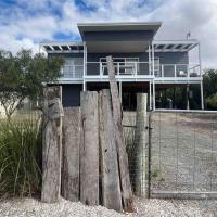 Beachfront 4 Bedroom Home in Nepean Bay, hotel near Kingscote Airport - KGC, Nepean Bay