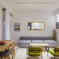 Renovated 2BR with Balcony in Bauhaus *Beachfront*, hotel en Tel Aviv