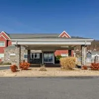 Clarion Pointe Staunton East، فندق في ستونتون