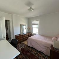 Private Room in a Grand House, מלון ב-Jamaica Plain, בוסטון