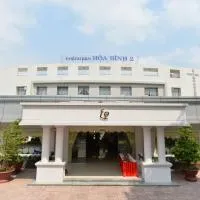 Nhà Hàng Khách Sạn Hòa Bình 2، فندق في لونج زوين