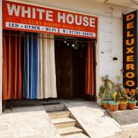 WHITE HOUSE Luxury Rooms - Loved by Travellers, Couples, Corporates, hotel poblíž Adampur Airport - AIP, Džalandhar