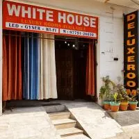 WHITE HOUSE Luxury Rooms - Loved by Travellers, Couples, Corporates, מלון בג'לנדהר