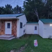 Newly renovated home with WIFI and ROKU TV, hotel near Chippewa County International Airport - CIU, Brimley