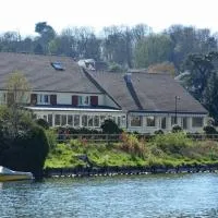 Logis - Hôtel & Restaurant des Lacs Paris Sud, hotel u gradu Viri Šatijon