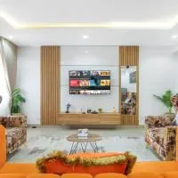 Beautiful 2 bedroom in Ikeja GRA، فندق في Onigbongbo