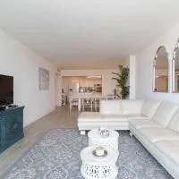 Stunning & Spacious Resort-Style Condo Across From Beach!, Hotel in Sunny Isles Beach