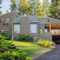 Gorgeous West Coast 4 Bdrm Home/Hot Tub/Lake view