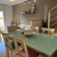 La Mota Beach House with Pool & BBQ, Hotel in Cubelles