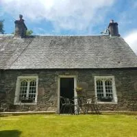 Historic cottage next to loch lomond Luss, hotelli kohteessa Alexandria