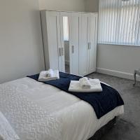 M1Link 3 bed house up to 7 people free parking, wifi, M1, transport links, enclosed L garden