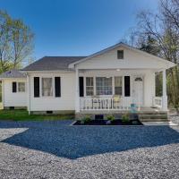 Rock Hill Cottage with Spacious Yard and Fire Pit!, hotel perto de Rock Hill/York County (Bryant Field) - RKH, Rock Hill