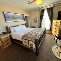 Historic Branson Hotel - Fisherman's Cove Room with King Bed - Downtown - FREE TICKETS INCLUDED, hotel in Downtown Branson, Branson
