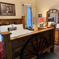 Historic Branson Hotel - Horseshoe Room with King Bed - Downtown - FREE TICKETS INCLUDED