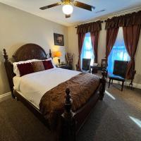 Historic Branson Hotel - Notebook Room with Queen Bed - Downtown - FREE TICKETS INCLUDED โรงแรมที่Downtown Bransonในแบรนสัน