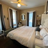 Historic Branson Hotel - Quiet Quilt Room with King Bed - Downtown - FREE TICKETS INCLUDED, hotel en Downtown Branson, Branson