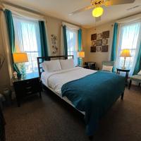 Historic Branson Hotel - Serendipity Room with Queen Bed - Downtown - FREE TICKETS INCLUDED, hotel in Downtown Branson, Branson
