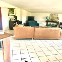 le dépot Appartement du canal 80m2 à champvert، فندق في Champvert