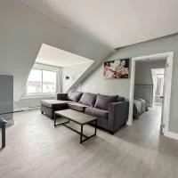 Unique modern luxury 2 bedroom apartment rental, hotel v destinaci Chapleau