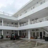 RedDoorz Plus near UMS Solo, hotel u gradu Solo