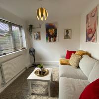 Stylish 4 Bedroom House with Private Parking and Free WiFi in Milton Keynes by HP Accommodation