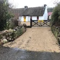 Sweet Meadow A delightful romantic thatched cottage by river Shannon on 4 acres is for peace party family or work from home, viešbutis mieste Rooskey