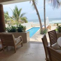 Stunning beachfront house w/ private pool., hotel near Ixtapa-Zihuatanejo International Airport - ZIH, Zihuatanejo