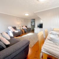 Beautiful 2BR converted cow shed sleeps 4, hotel near Bournemouth Airport - BOH, West Parley