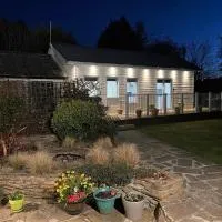 Viesnīca Chalet on the Green - Self Contained with parking. pilsētā Inshes