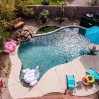 Chic Poolside Oasis - Karaoke - BBQ - Games, hotel di Desert View, Phoenix