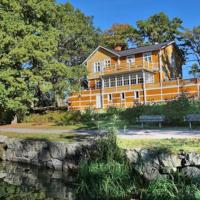 Beautiful lake view house, hotel cerca de Aeropuerto de Estocolmo-Västerås - VST, Västerås