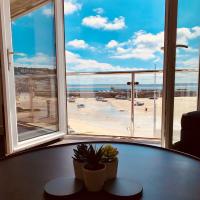 Beach House Apartment 1 - St. Ives harbour front apartment with stunning views