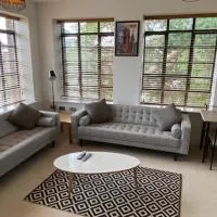 The Aviator Apartment - Farnborough - Allocated Parking, WI-FI & Self Check-in, хотел в Фарнбъро