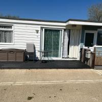 2 Bedroom Chalet, SB10, Sandown, Isle of Wight, Dog Friendly, Free WiFi