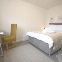 Double bed with Parking Desk TV Wi-Fi in Modern Townhouse in Long Eaton