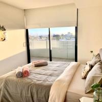 Shared Homestay Tranquil Art Deco Private Room with Private Bathroom In Brunswick, hotelli Melbournessa alueella Lygon Street