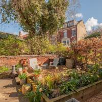 Pass the Keys Wonky Cottage with amazing garden, University District, Leeds, hótel á þessu svæði