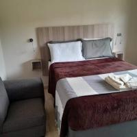 2 bedroomed apartment with en-suite and kitchenette - 2068 โรงแรมใกล้สนามบินนานาชาติโรเบิร์ต กาเบรียล มูกาเบ - HREในฮาราเร