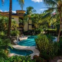 Beautiful newly refurbished 2 bedroom 2 Bathroom 2nd floor condo, hotel sa Tamarindo