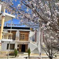 Zambala guest house، فندق في Deskit