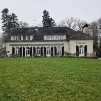 Aux Berges du Lac de Mondon، فندق في Mailhac-sur-Benaize