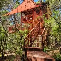 TreeHouses Ljubač Glamping Robinson، فندق في لوجوباك