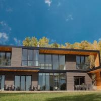 Viesnīca Le Ruisseau: luxurious villa in Charlevoix. pilsētā Lamalbē